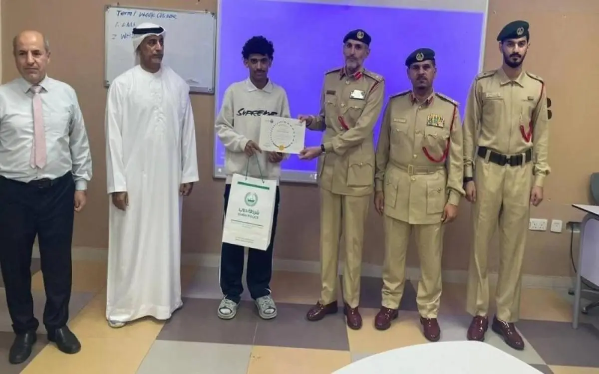 شرطة دبي تفاجئ طالباً أمام زملائه