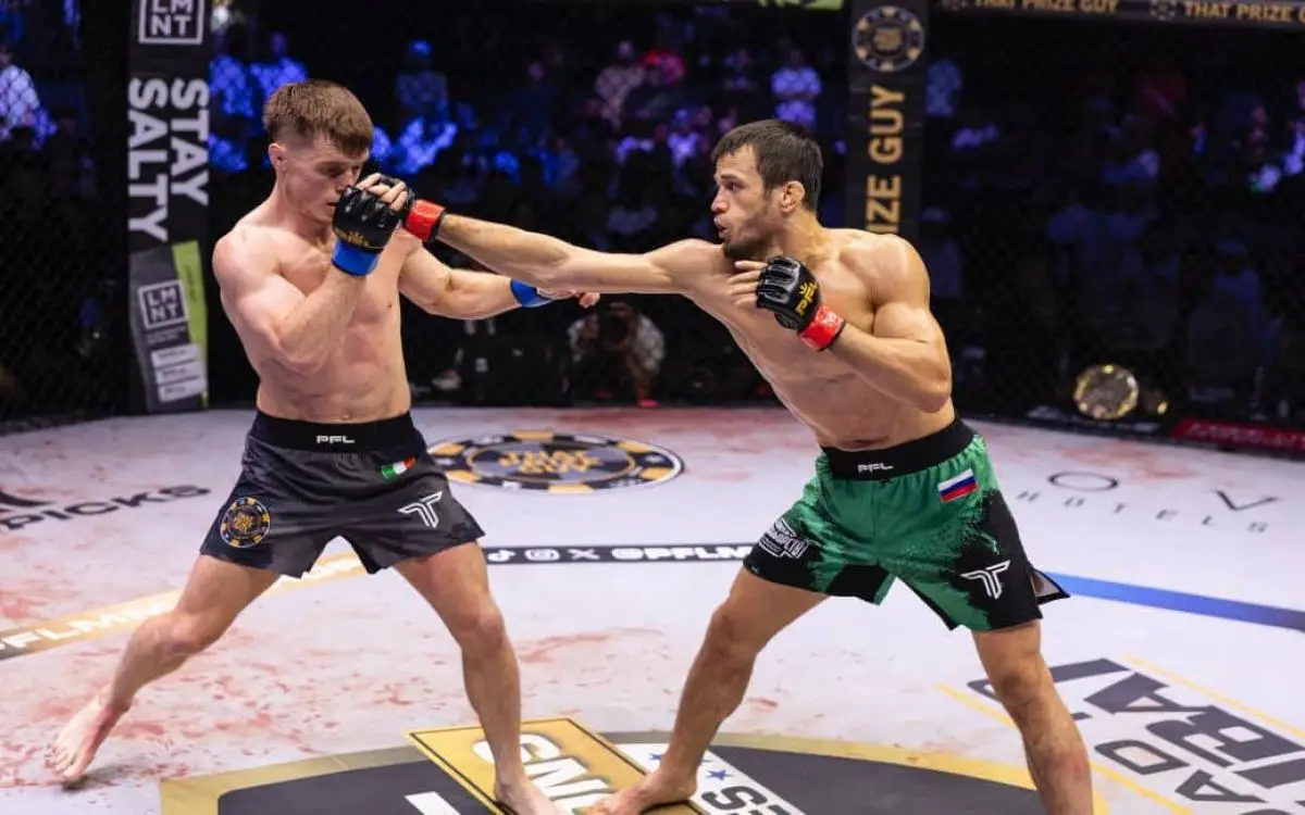 محمدوف ينهي جدل يناير ويهزم هيوز مجدداً في دبي