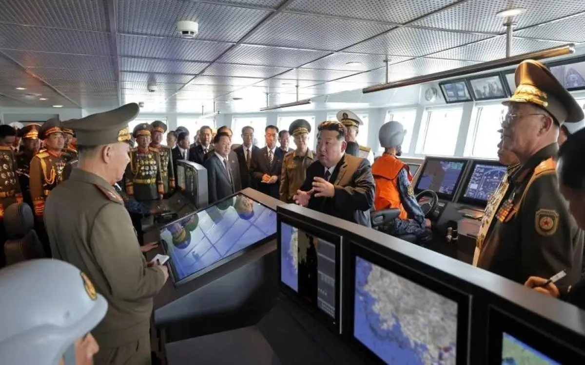 كوريا الشمالية تستعرض مدمرة "العقاب"