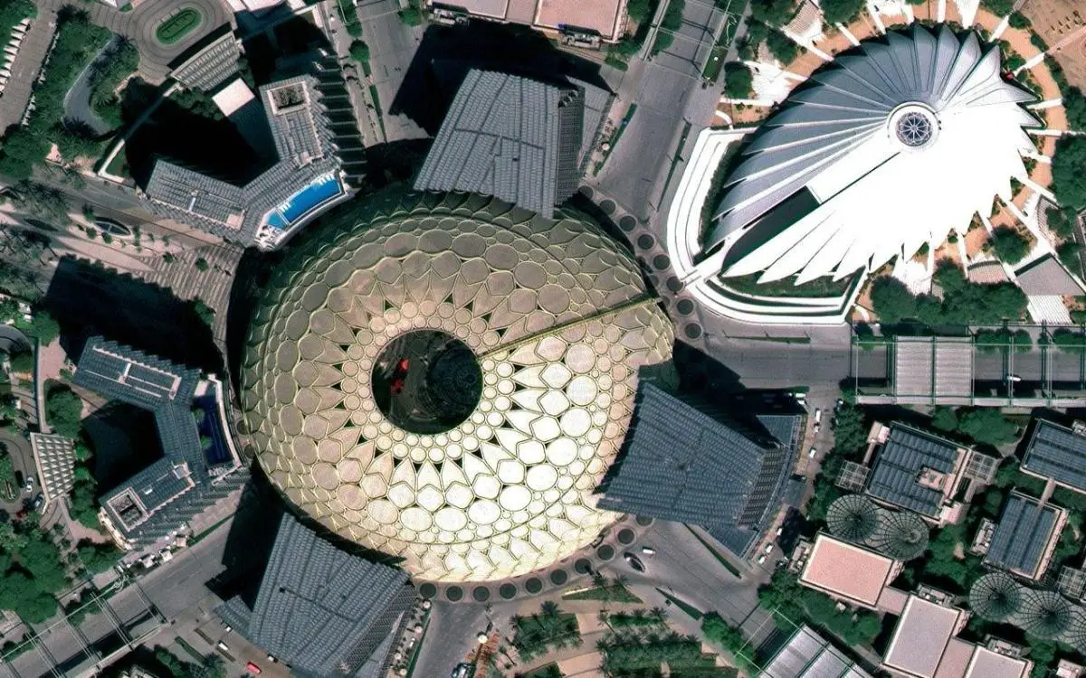 دبي وأبوظبي "من الأعلى" بعدستي ثنائي الفضاء الإماراتي