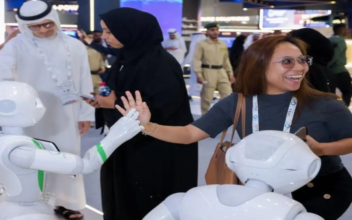 روبوتات "كهرباء دبي" تقدم الجوائز لزوار جيتكس