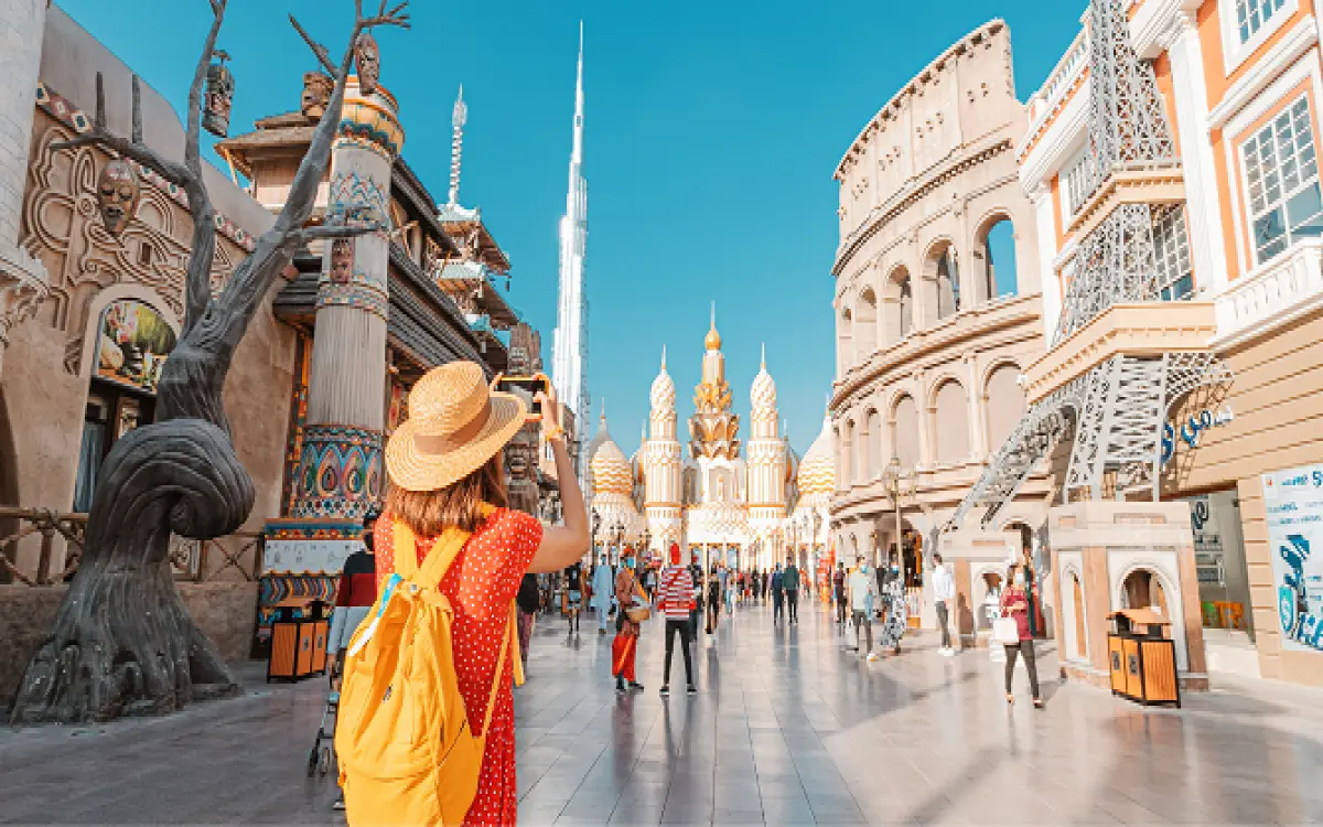 قرية بعمر الثلاثين تجمع 90 ثقافة في دبي