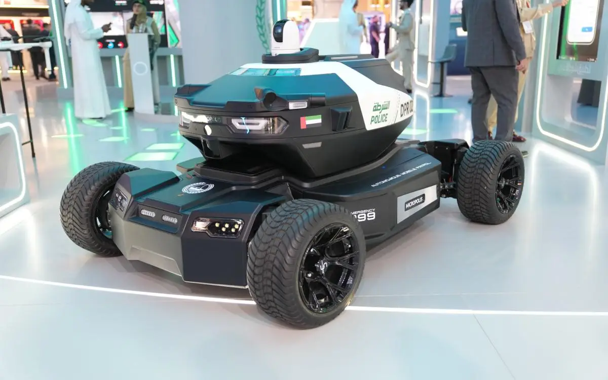 شرطة دبي تكلف روبوتاً بدورية