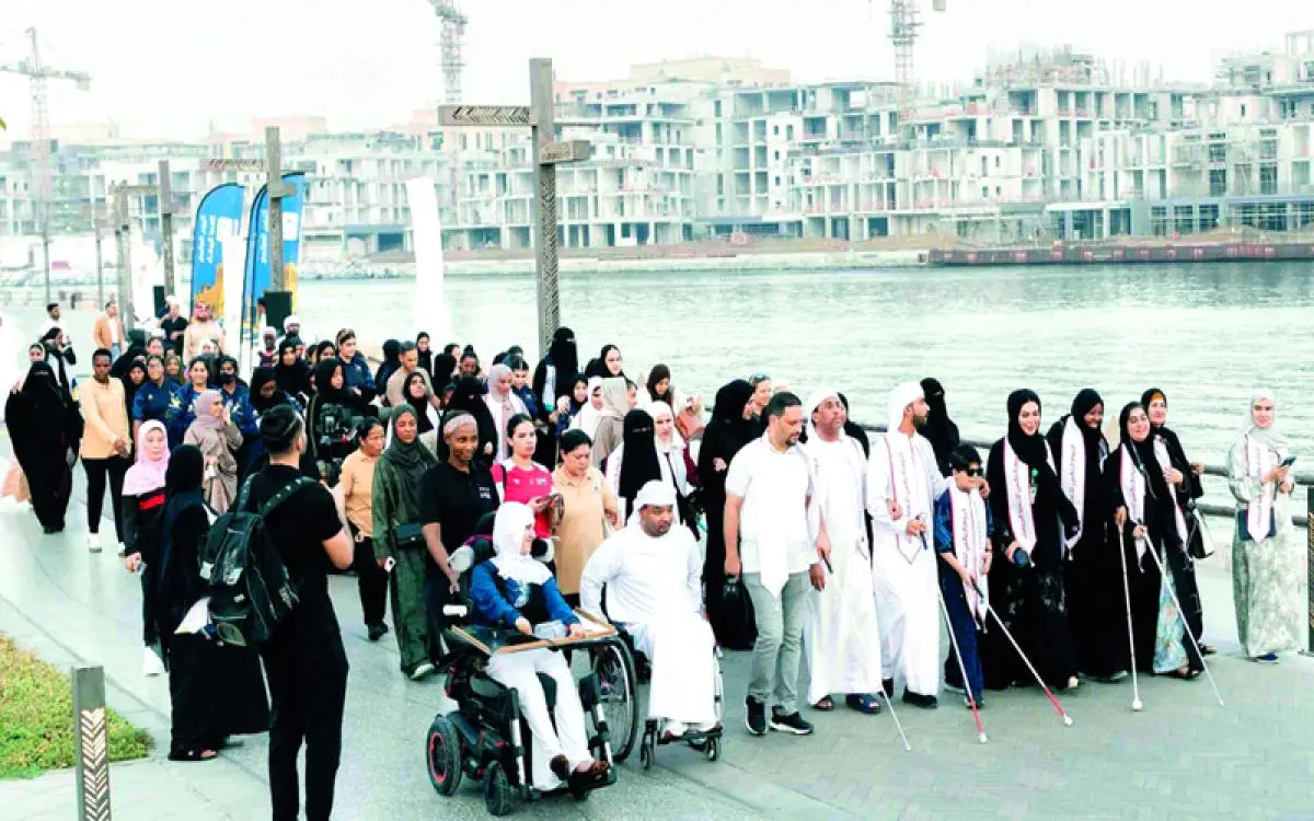 عصيّ بيضاء تدق أرض شندغة دبي