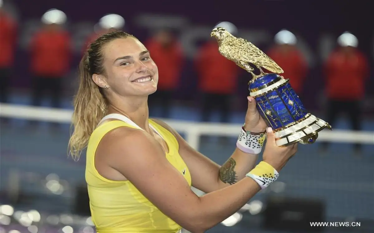 نجمة تنس تواسي صديقتها بالتسوق في دبي