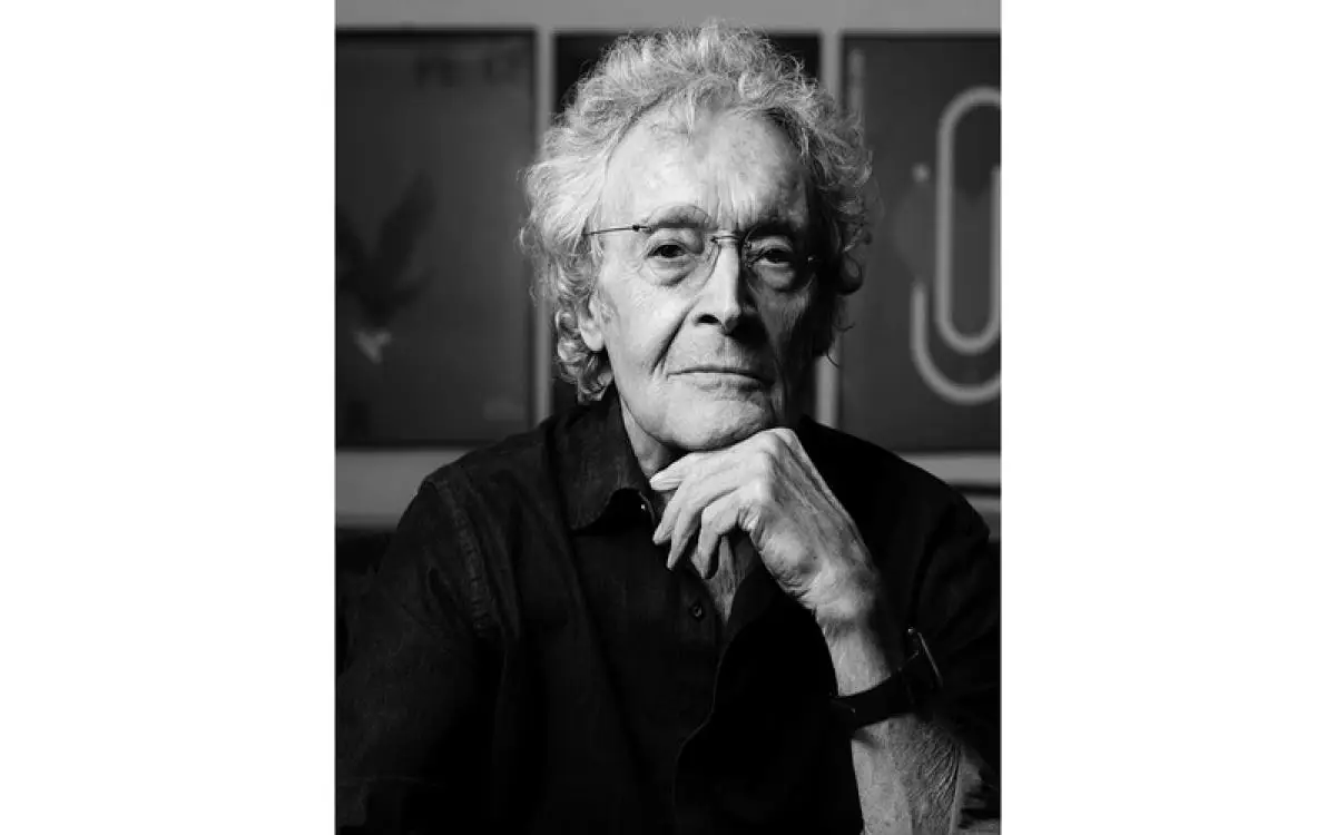 500 ملصق على جدران دبي