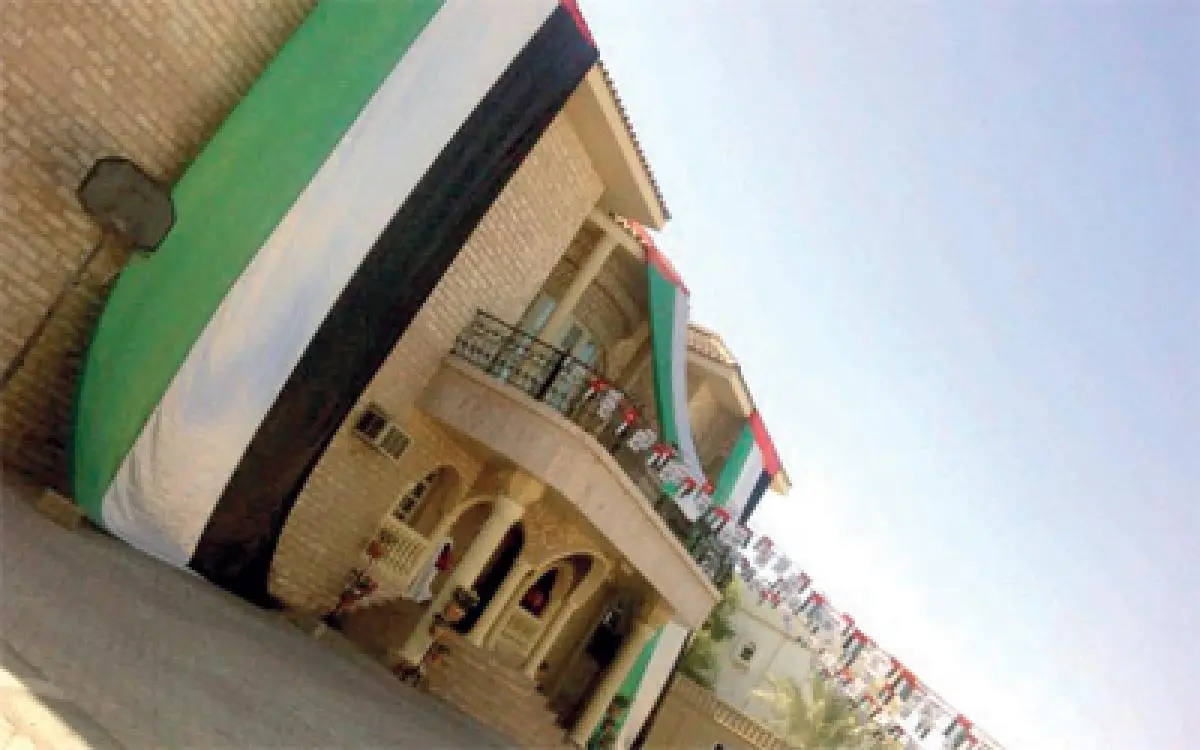 فوق كل بيت إماراتي عَلَم