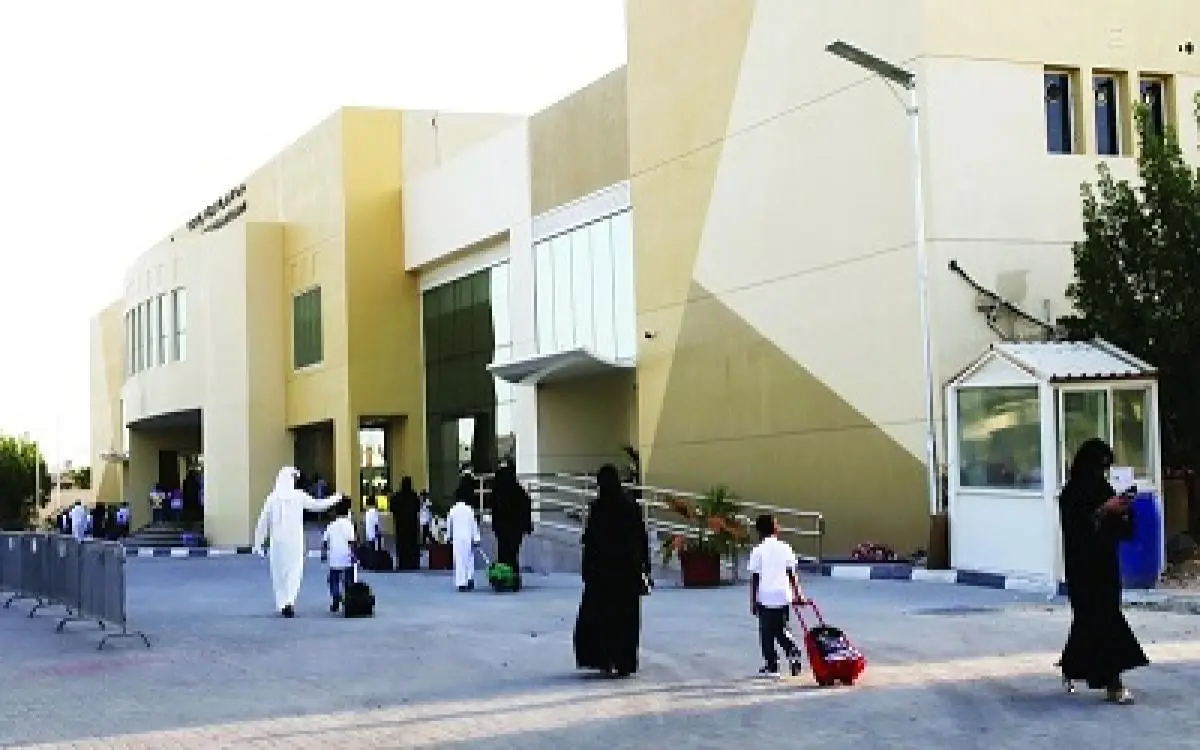 الصقر «قرناس» يرشد الآباء في دبي إلى المدارس الأفضل لأطفالهم