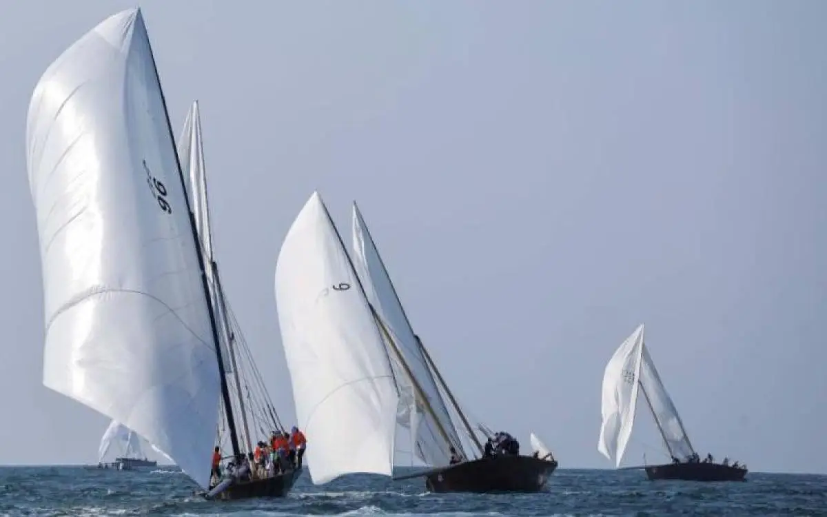 النواخذة يفردون الأشرعة استعداداً لتحدي دبي