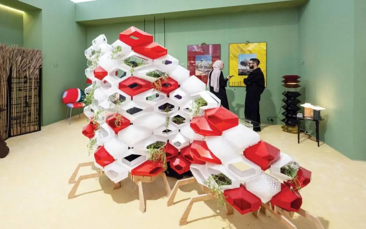 "دبي للتصميم" يختتم بحكايا الجدة ولمسات الخوص والكركديه