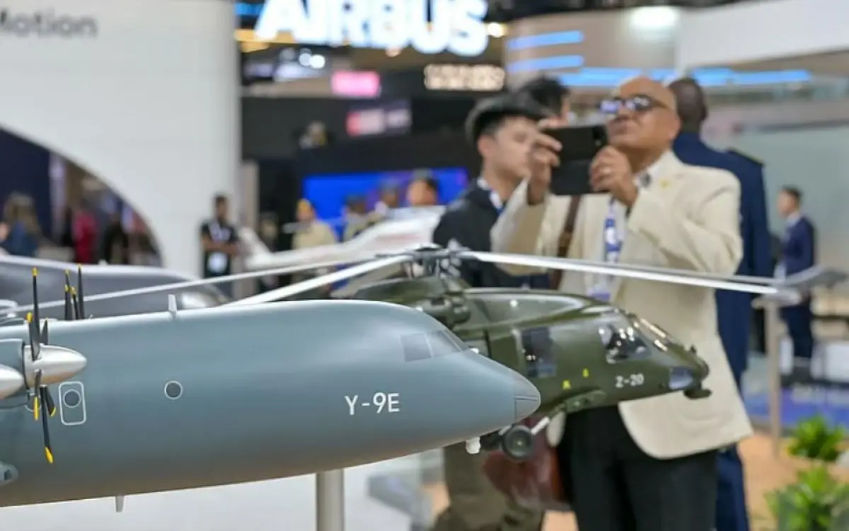 تقنيات الجو والفضاء على أرض دبي ودرونات تطير في الظلام