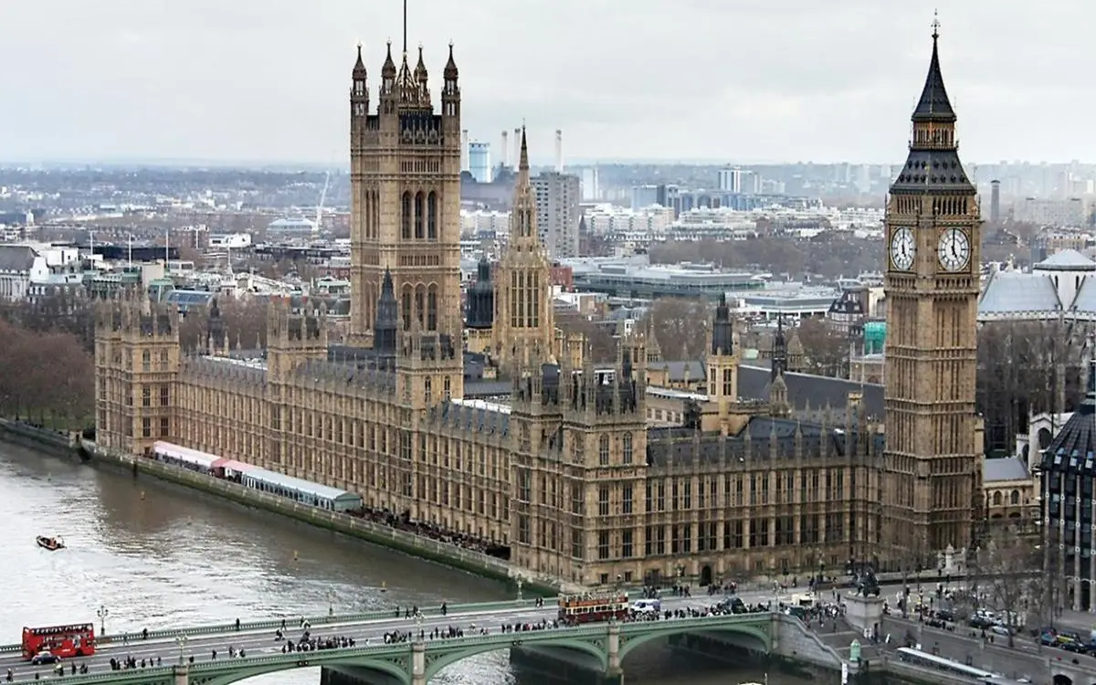 بريطانيا تحذر برلمانييها من "فخ" لينكد إن