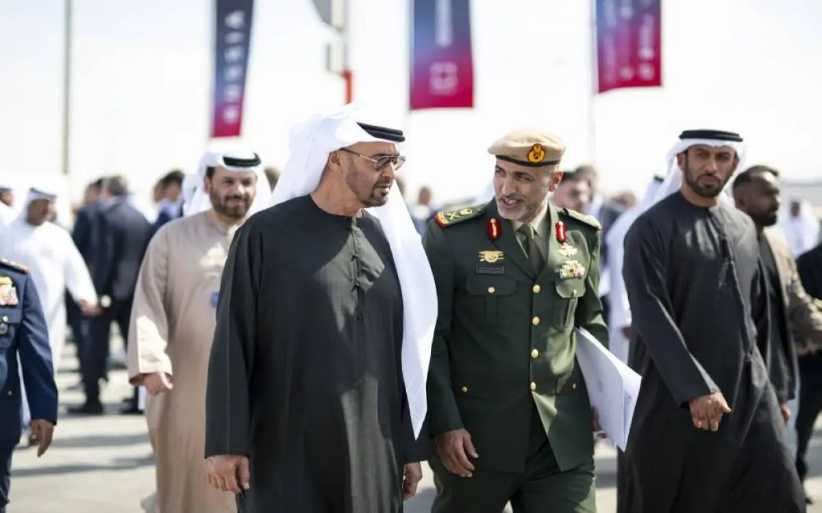 محمد بن زايد يشهد إطلاق الطائرة المدافعة "بدر-250" بكفاءات إماراتية