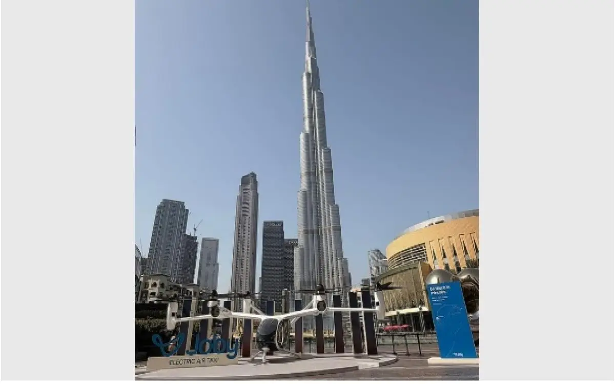 التاكسي الطائر "يهمس" قرب دبي مول