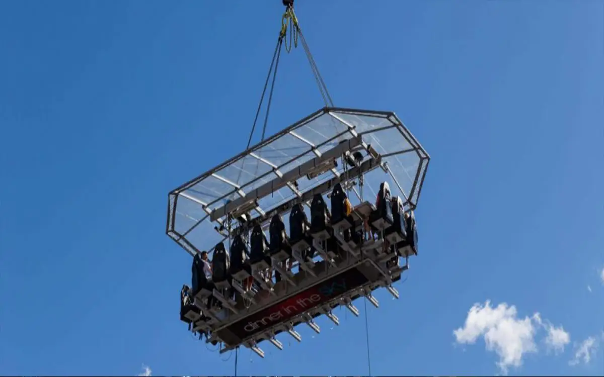 مطعم بـ"طاولة معلّقة" يحتفي بضيوف "المليار متابع" في دبي