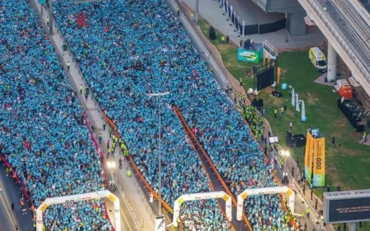 طوفان عدائين في دبي (فيديو)