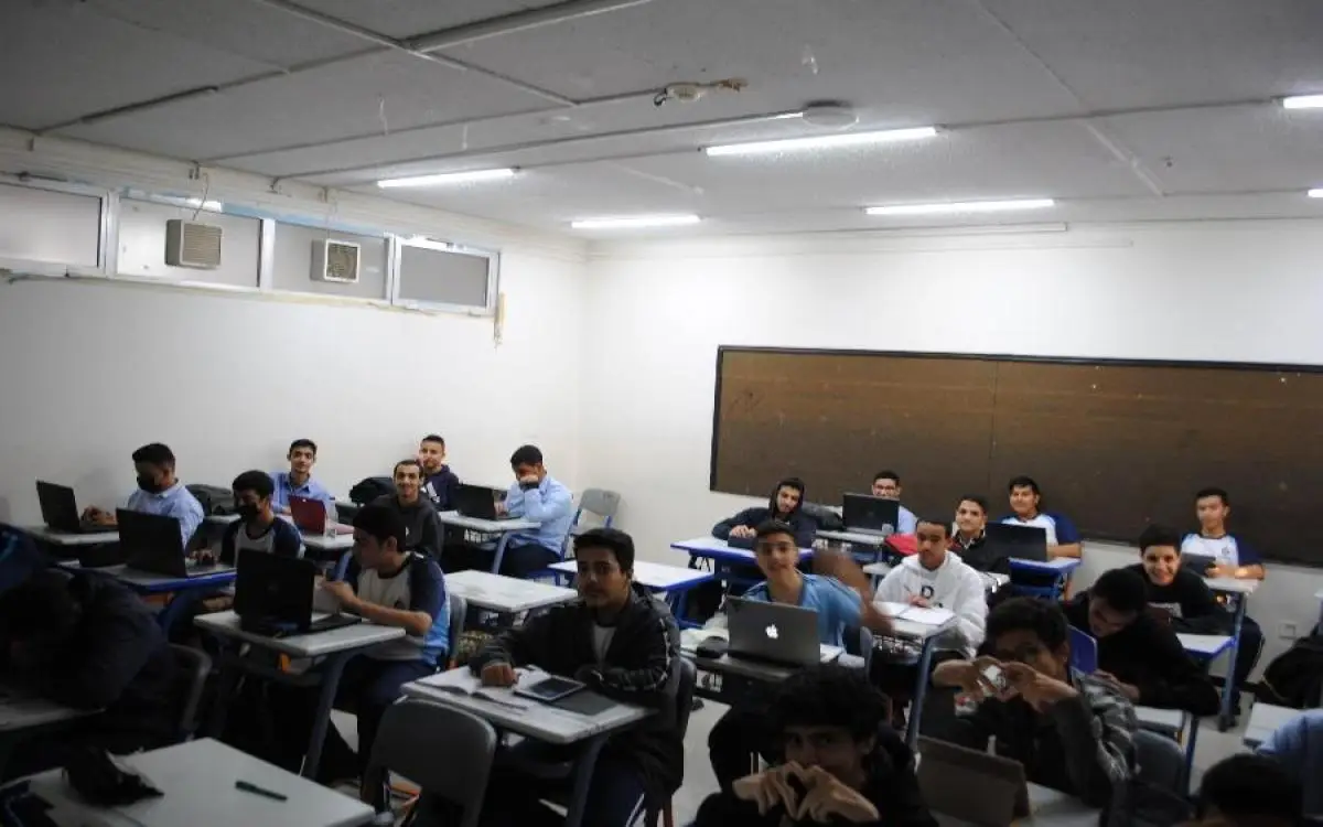 مؤسسة في دبي تسدد رسوم 400 طالب وطالبة