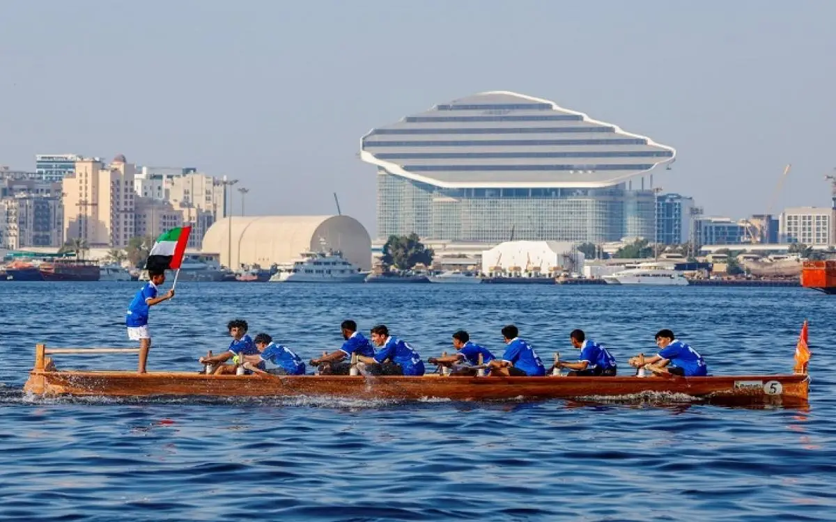 مجاديف 42 قارباً تشعل مياه دبي
