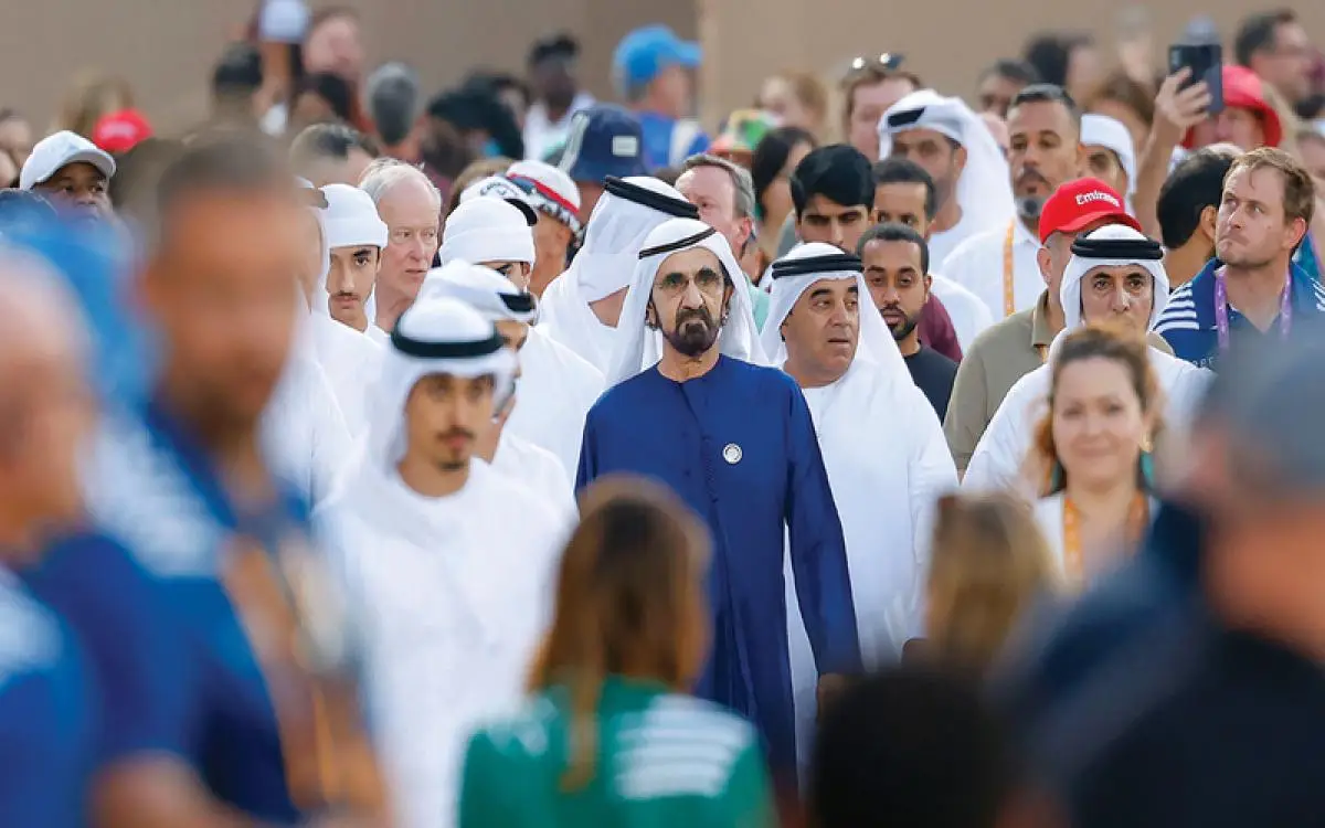 محمد بن راشد بين مشجعي الرجبي في دبي