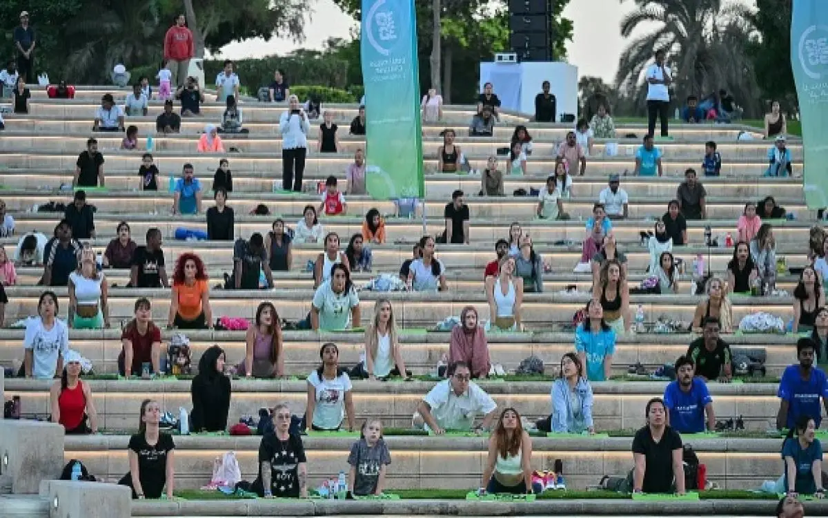 آلاف "اليوغاويين" بحديقة واحدة في دبي