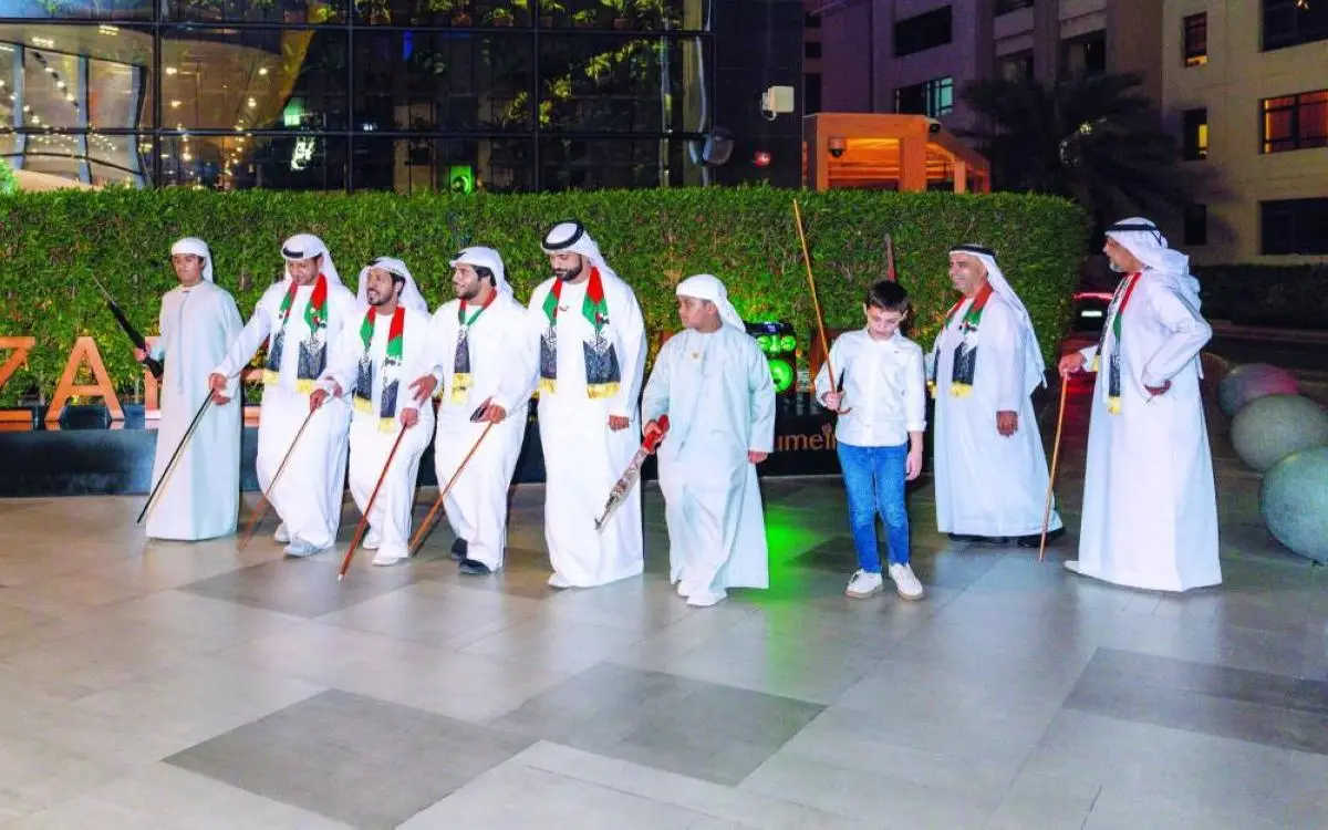 لوحات فنية "وفية" في دبي بحضور مصمم علم الإمارات