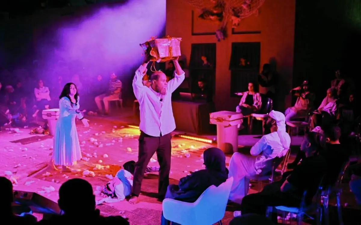 "عطيل" يصنع الدمى على مسرح دبي الأهلي