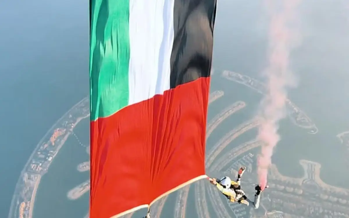 علم الإمارات يرفرف مع قافزي المظلات في دبي