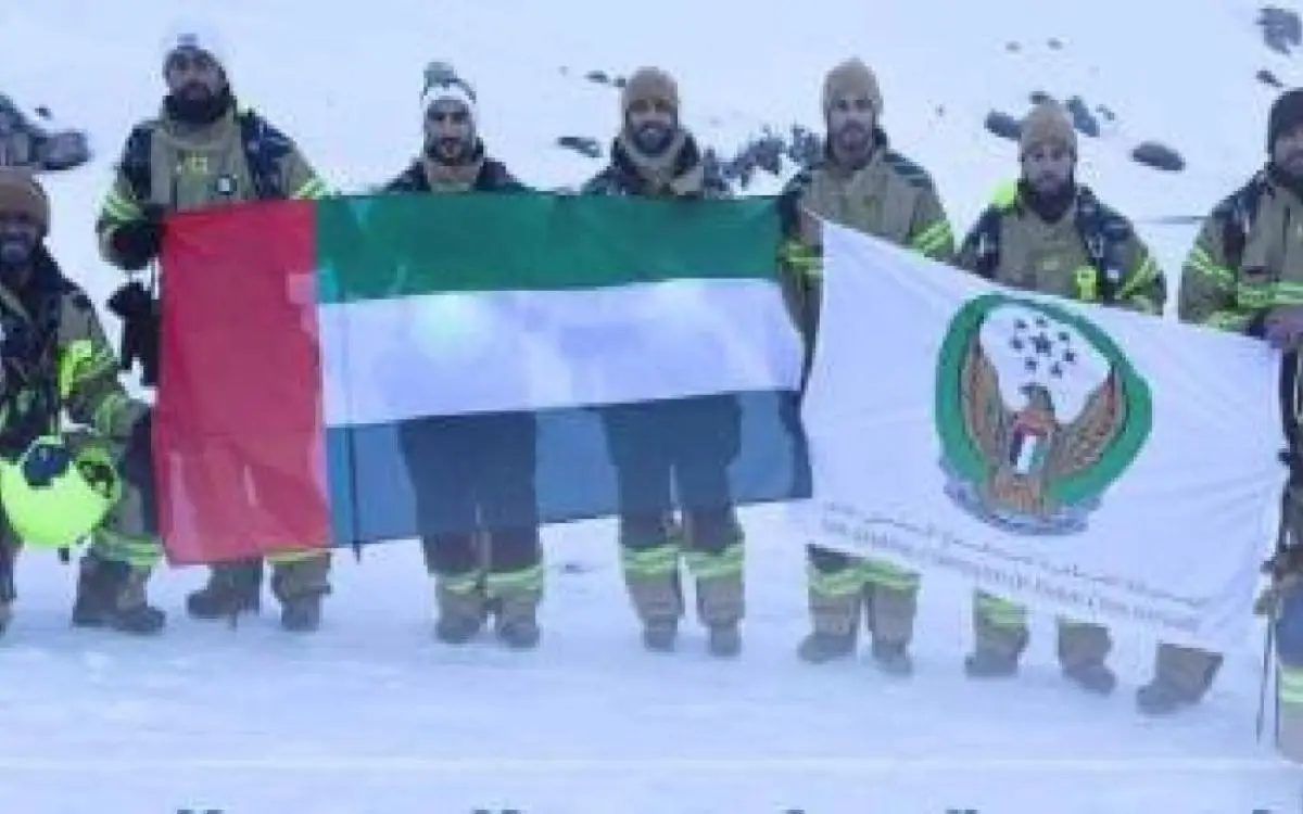 إطفائيو دبي يحطمون الرقم القياسي لتسلق "توبقال" بـ"زي ثقيل"