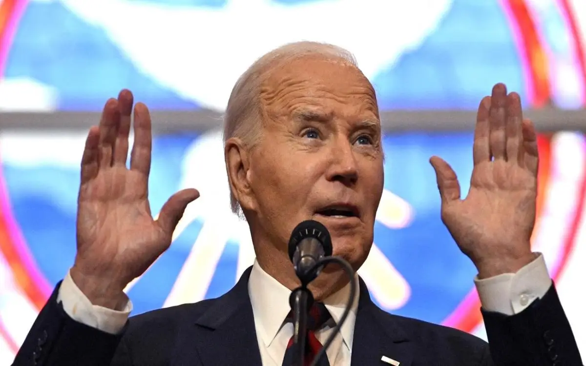 بايدن يفسد تكريمه بزلة لسان جديدة