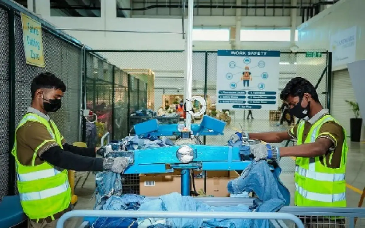 125طن ملابس مقلدة تهرب من مكبات النفايات في دبي