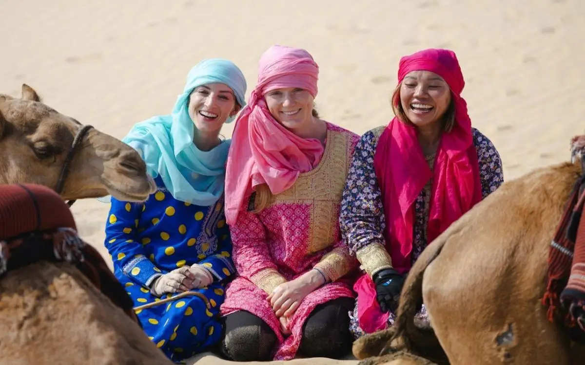 مشاركون من 18 جنسية يركبون الهجن على طريق "الأجداد الإماراتيين"