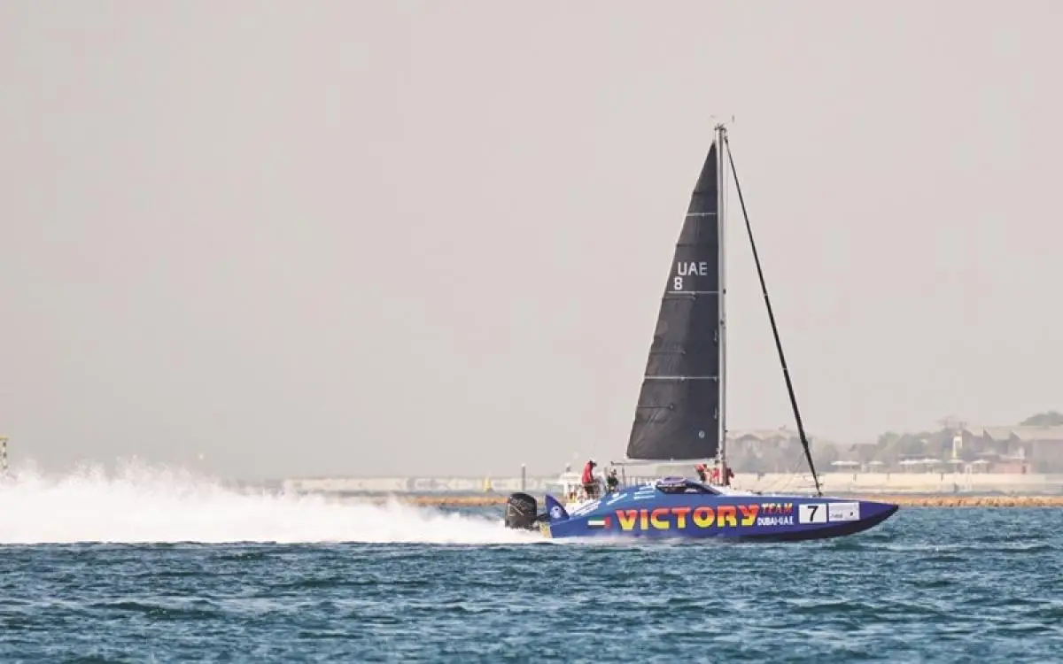 فيكتوري "يكسر الكيلو" في بحر دبي