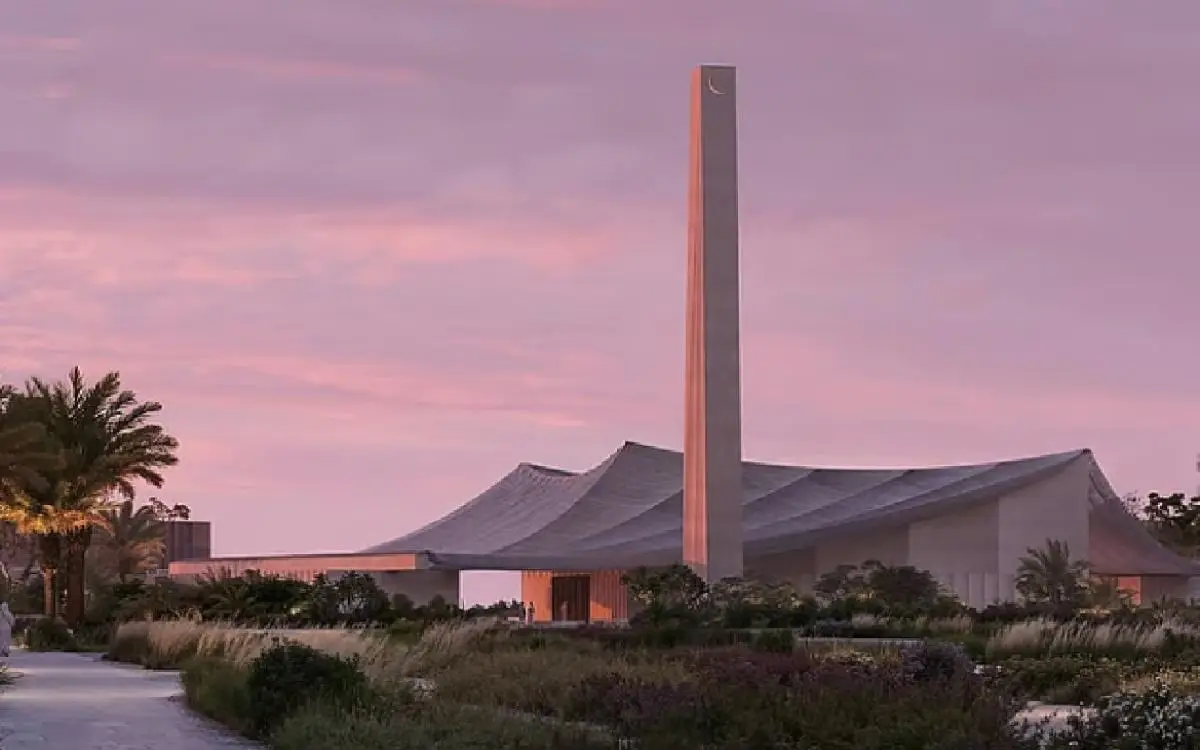 1000 مصلٍ على العمود الفقري لنخلة جبل علي