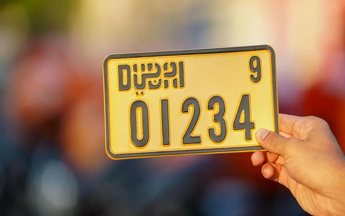 دراجات التوصيل في دبي ترتدي الذهبي والأسود