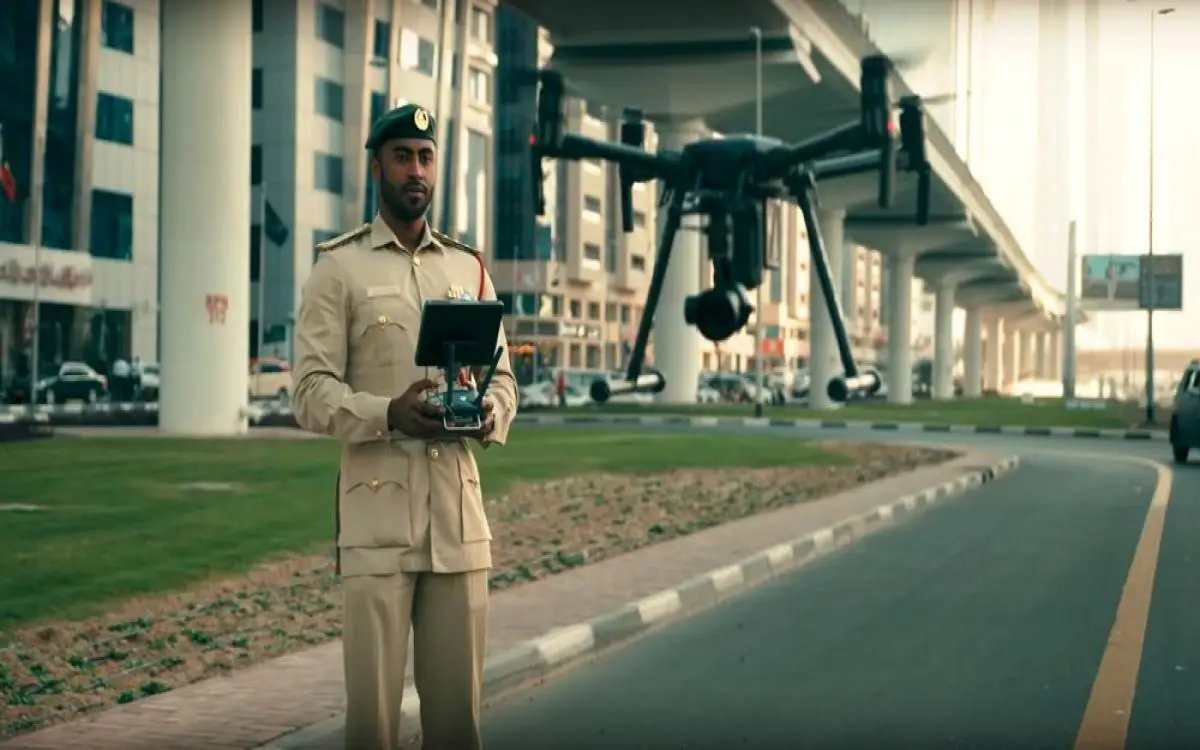 درونات دبي تسبق الرافعة وتنظف إشارة المرور في 3 دقائق