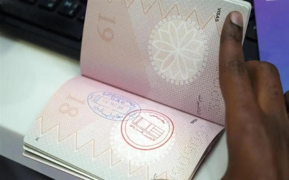 "البحرين قلب وعين" على الجوازات في مطار دبي