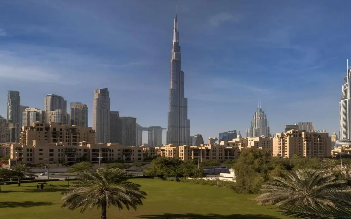 شاهد كيف بدا برج خليفة وسط أمطار دبي