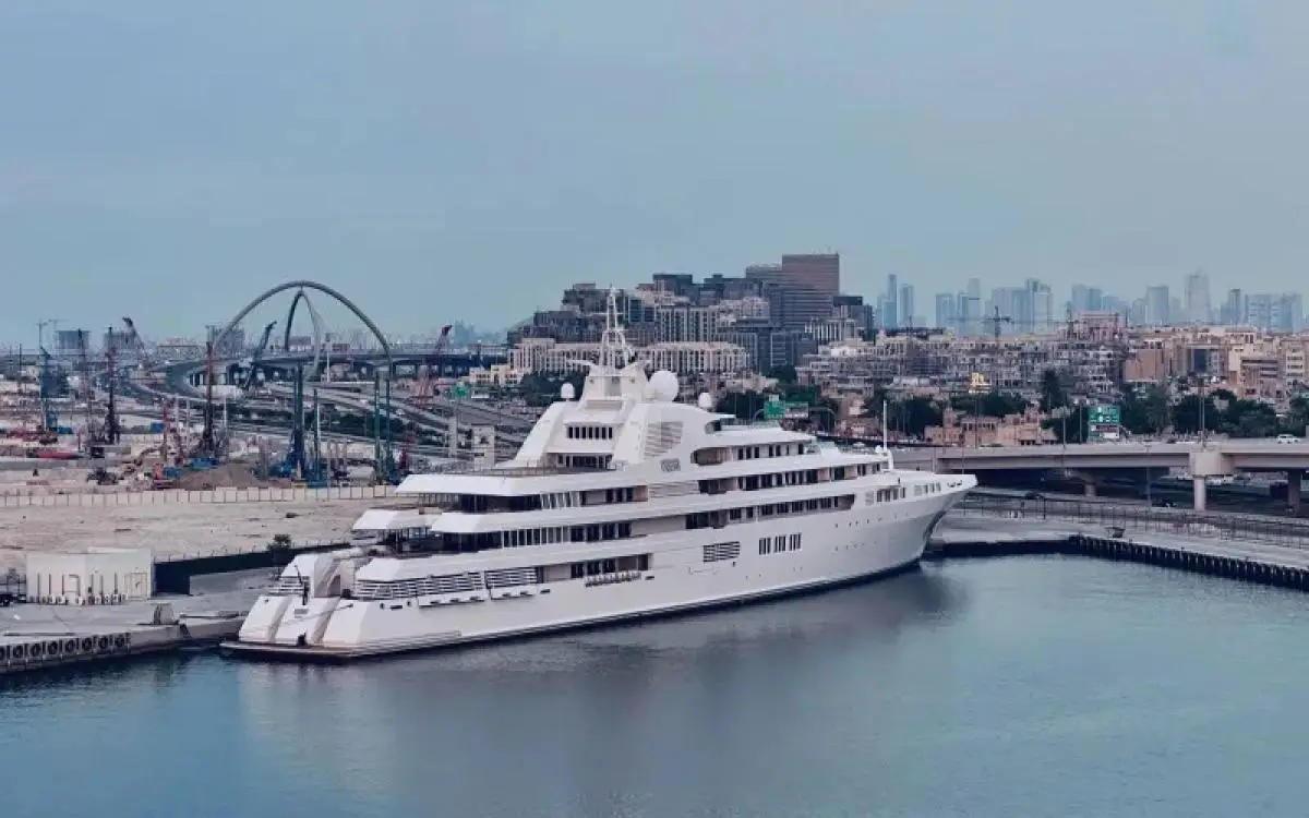 رابع أكبر يخوت العالم يرسو في دبي