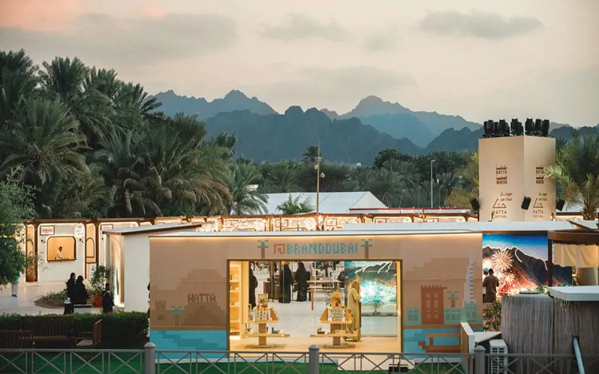 إماراتيون يرسمون حتا على ضفاف "ليم"