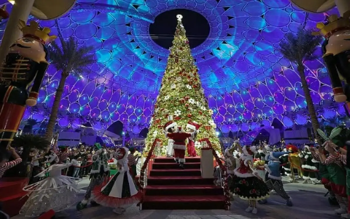 9 أشهر تحضيرات ونوبات عمل ليلية.. قصص أشجار ميلاد "عملاقة" في دبي