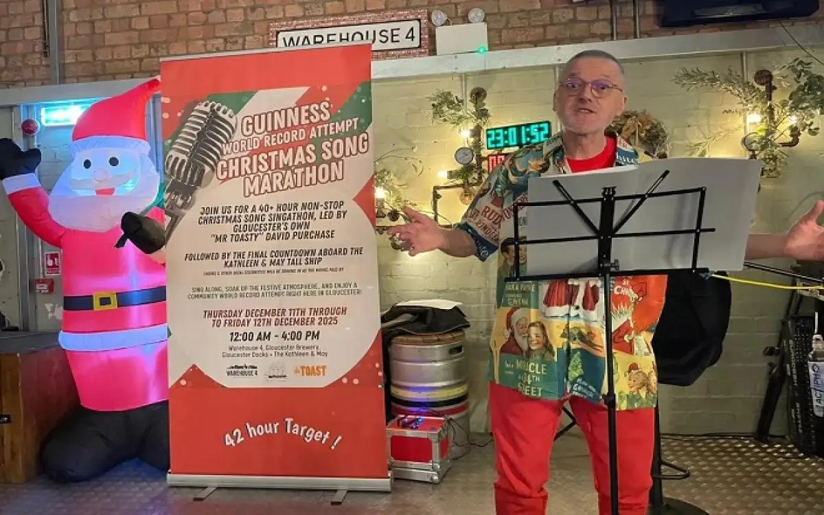 رجل يُطرب "غينيس" بأغاني الكريسماس لـ 42 ساعة