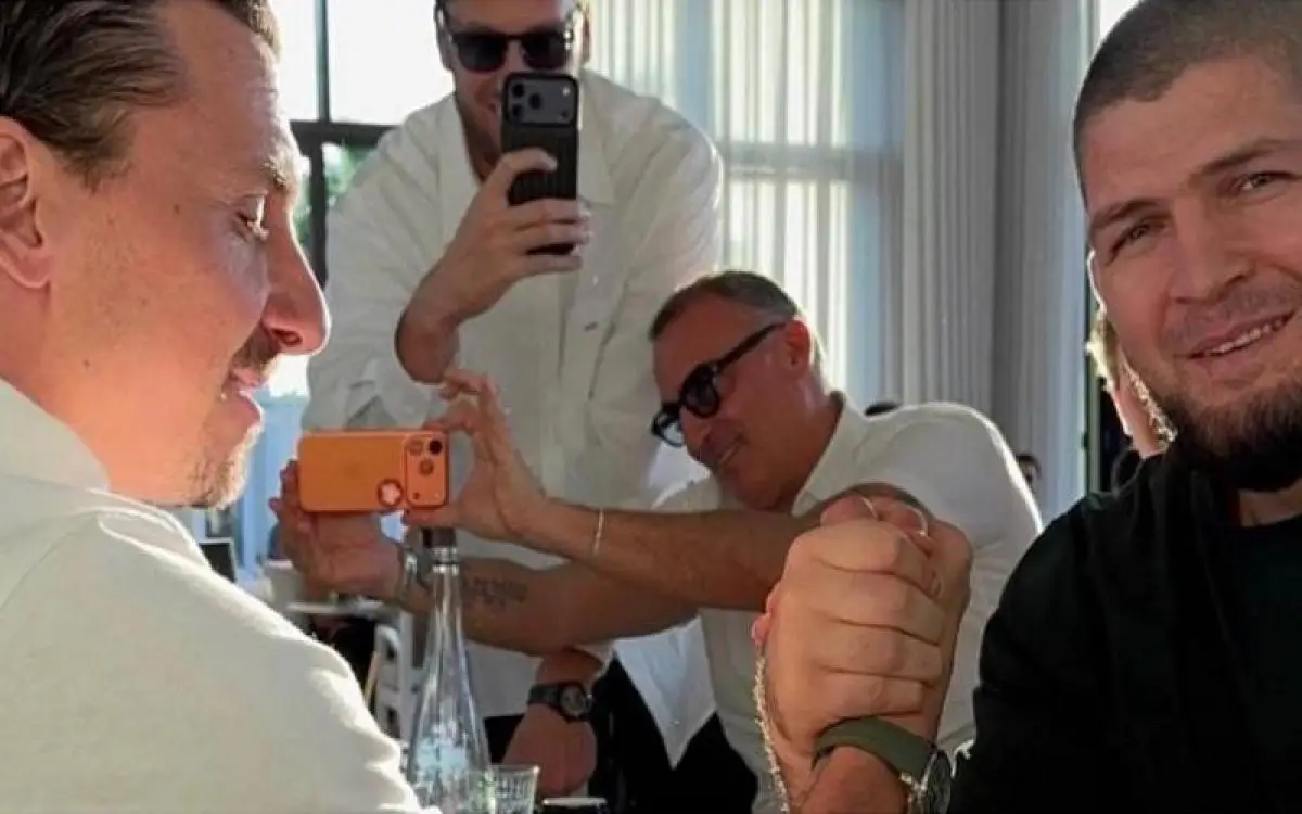 "معركة" طريفة في دبي بين ملاكم ونجم كروي (فيديو)