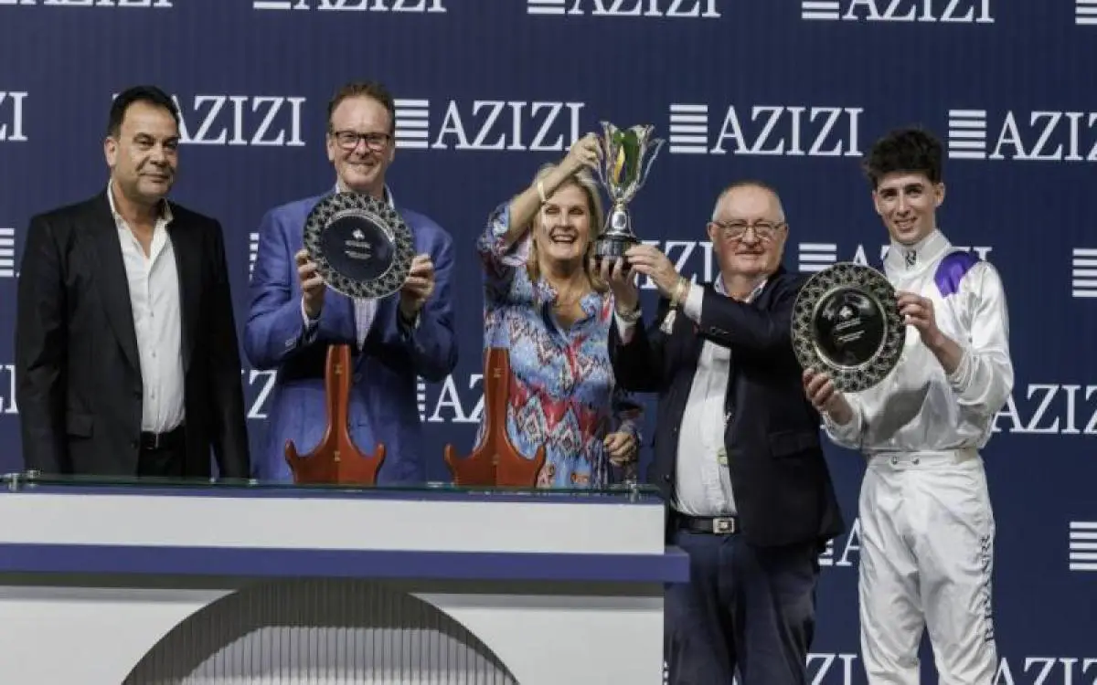 "ديفيدند" يتصدر السباق على عشب دبي