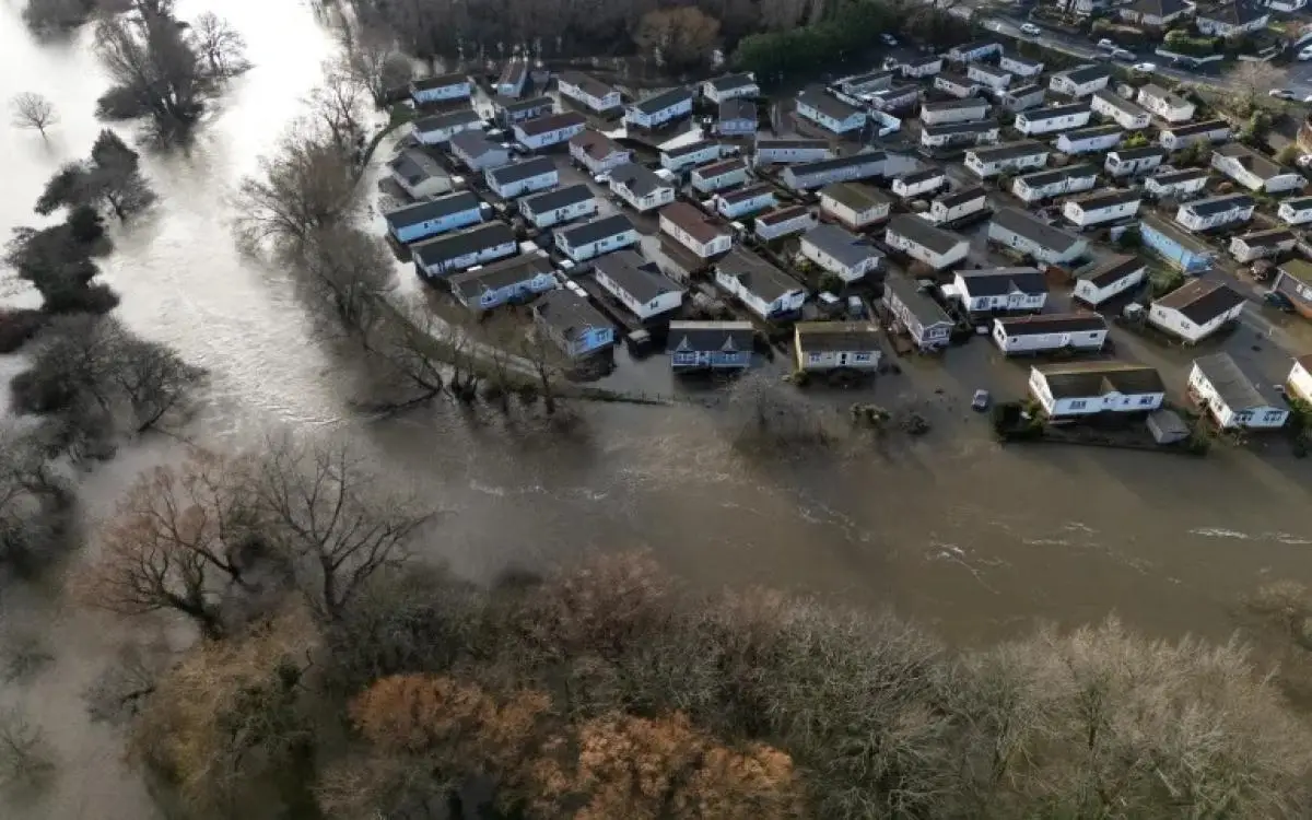 80 تحذيراً من فيضانات بسبب أمطار "لا تتوقف"