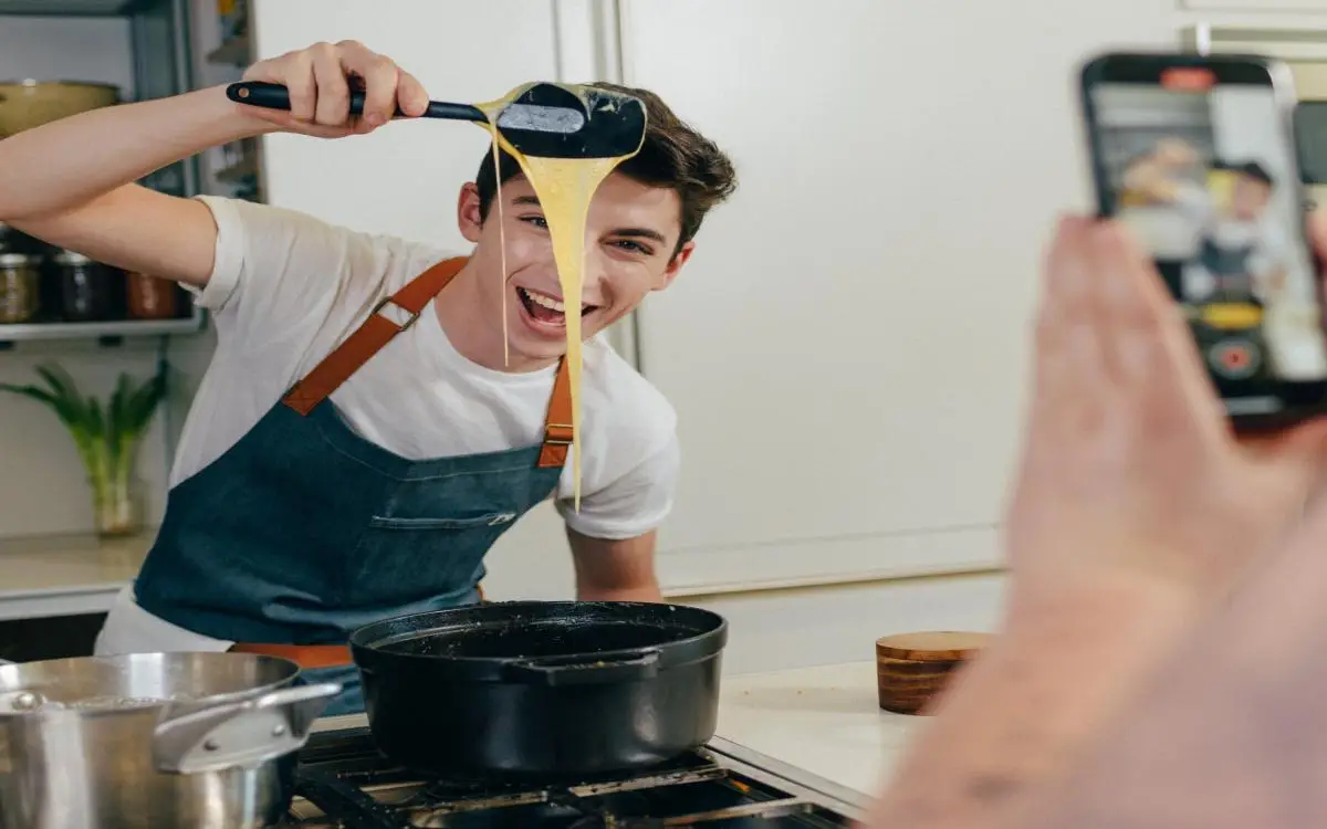 "تيك توك" يختار قوائم الطعام للشباب