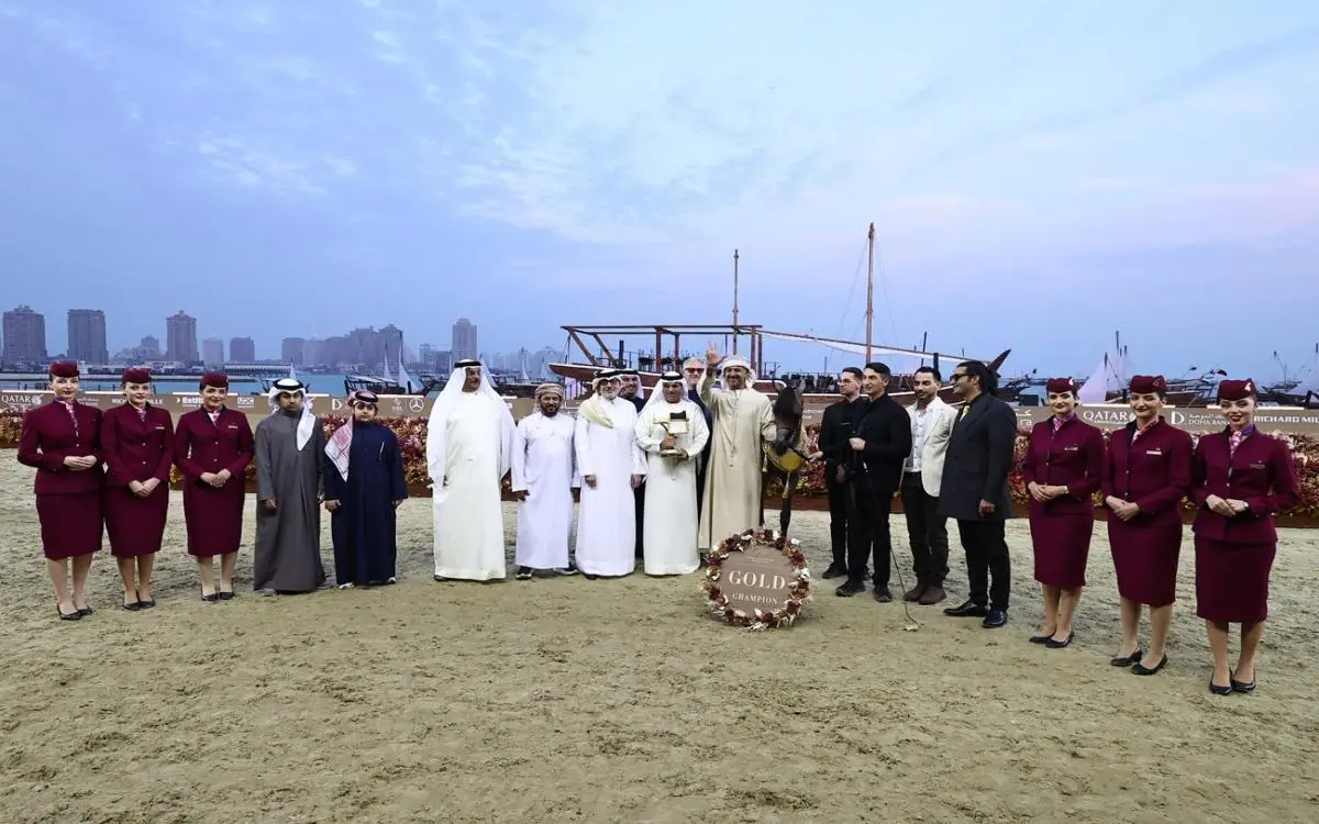 5 كؤوس ملونة لخيول مربط دبي