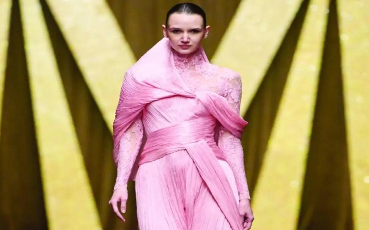 "دبي للموضة" يختتم بـ"الساري" و"الشرواني"