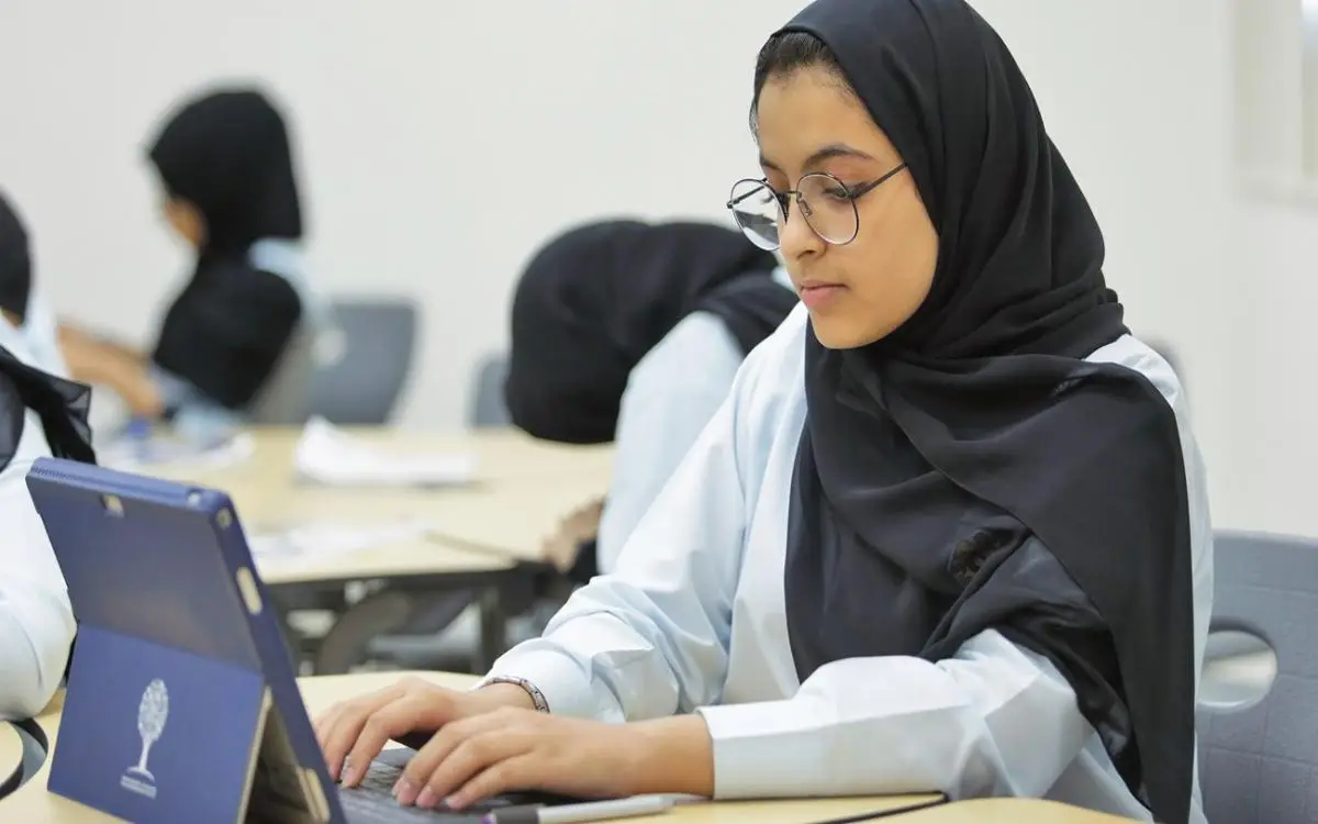 مدارس دبي تحدد شروط استلام الطالب "لابتوب" جديد