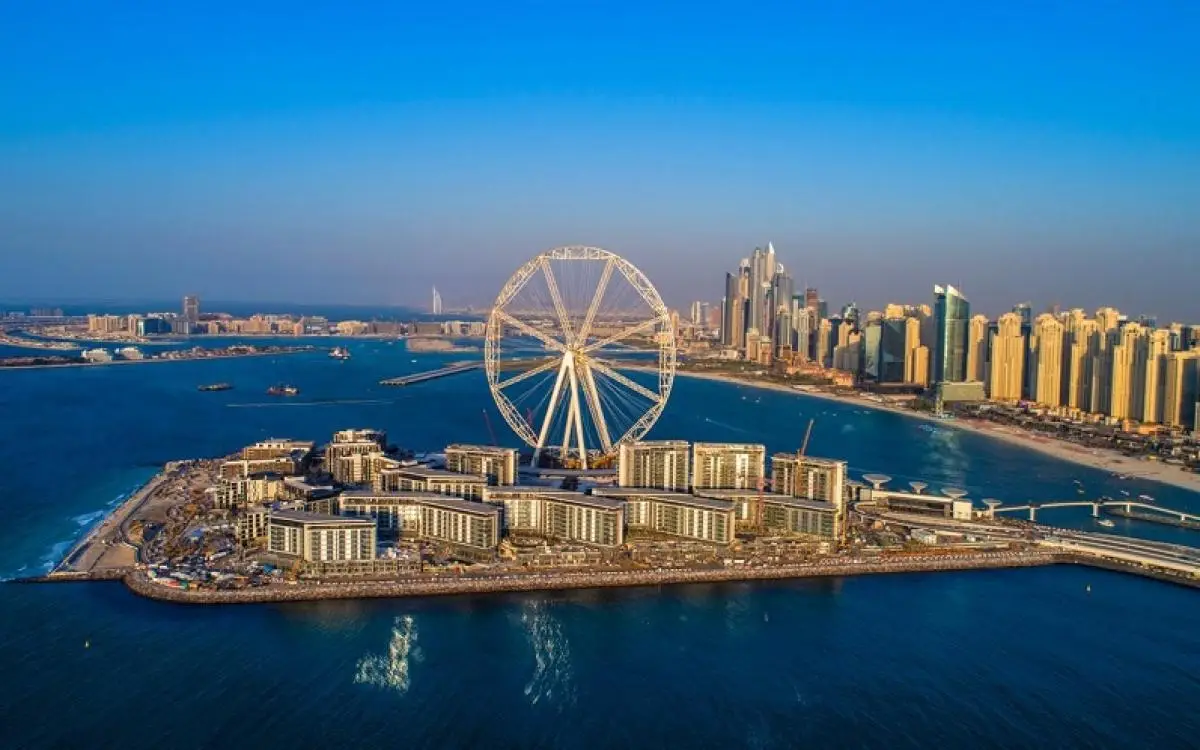 أداء موسيقي حي على جزيرة في دبي