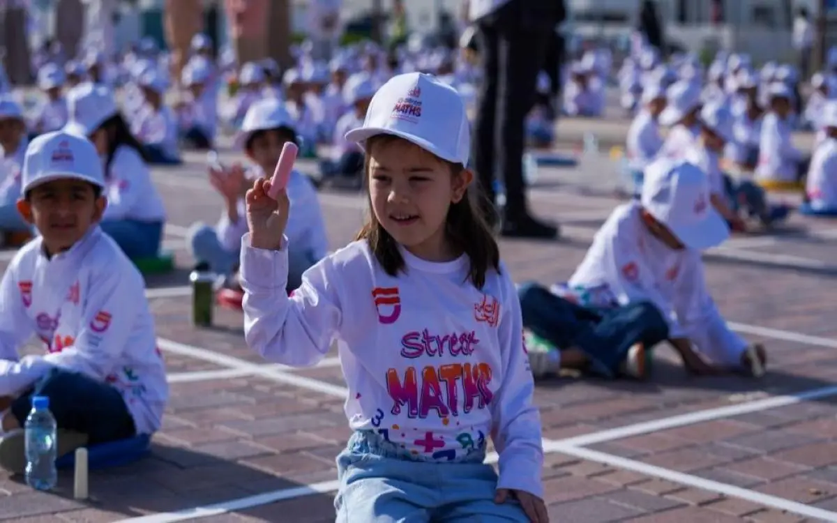 أرقام بالطبشور الملون في شوارع دبي